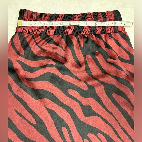 Zara Women’s Midi Animal Print Satin High Back Slit Skirt Black/Burgundy Size XS - Picture 7 of 10